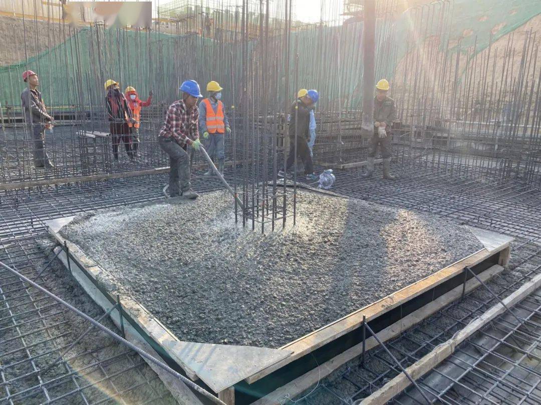 朱雀湖项目迎来关键节点 首块筏板浇筑顺利完成，基础设施建设稳步推进